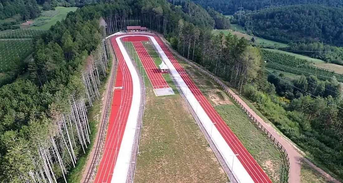 La strabiliante pista per l'Atletica a Giovo sorta in mezzo al bosco