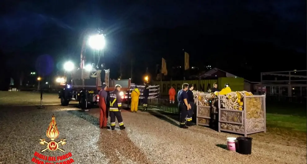 Maltempo, Sarca in piena Si posano le reti sul Garda
