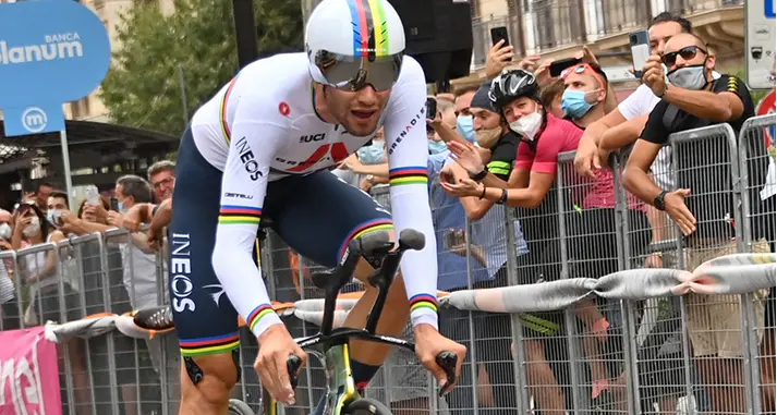 Ganna prima maglia rosa del Giro d'Italia 2020 Trionfo nella crono in Sicilia