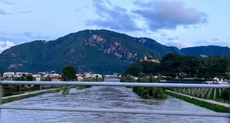 L'Adige in piena a Merano chiusa la linea ferroviaria