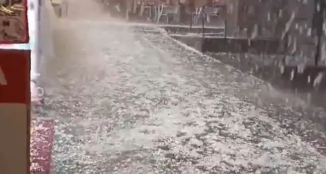 Violentissima grandinata a Istanbul: chicchi come noci