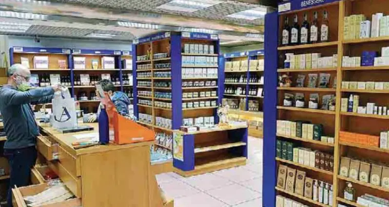 Non solo libri all'Ancora, nello storico \"Artigianelli\" in vendita prodotti tipici