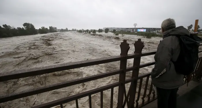 Maltempo in Francia: vicino a Nizza l'acqua porta via anche un ponte Regione Alpi Marittime, nove dispersi