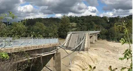 Piemonte, frane e inondazioni Sedici dispersi, crolla un ponte