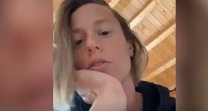 «Porto mamma a fare il tampone» Fede Pellegrini positiva esce di casa Bufera social, ma lei si difende - Video