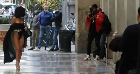 Milano, foto troppo \"sexy\" in Galleria Vittorio Emanuele La polizia allontana coppia di turisti