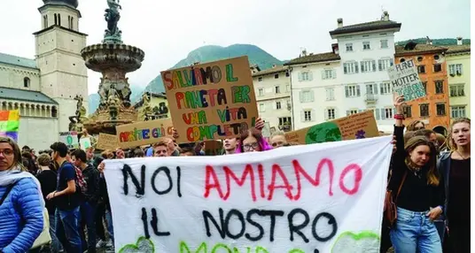 A Trento ritorna lo sciopero per il clima Fridays for Future in piazza Fiera venerdì