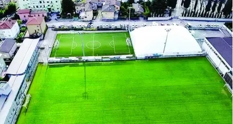 Un campo per tutte le stagioni Erba sintetica per il Baratieri