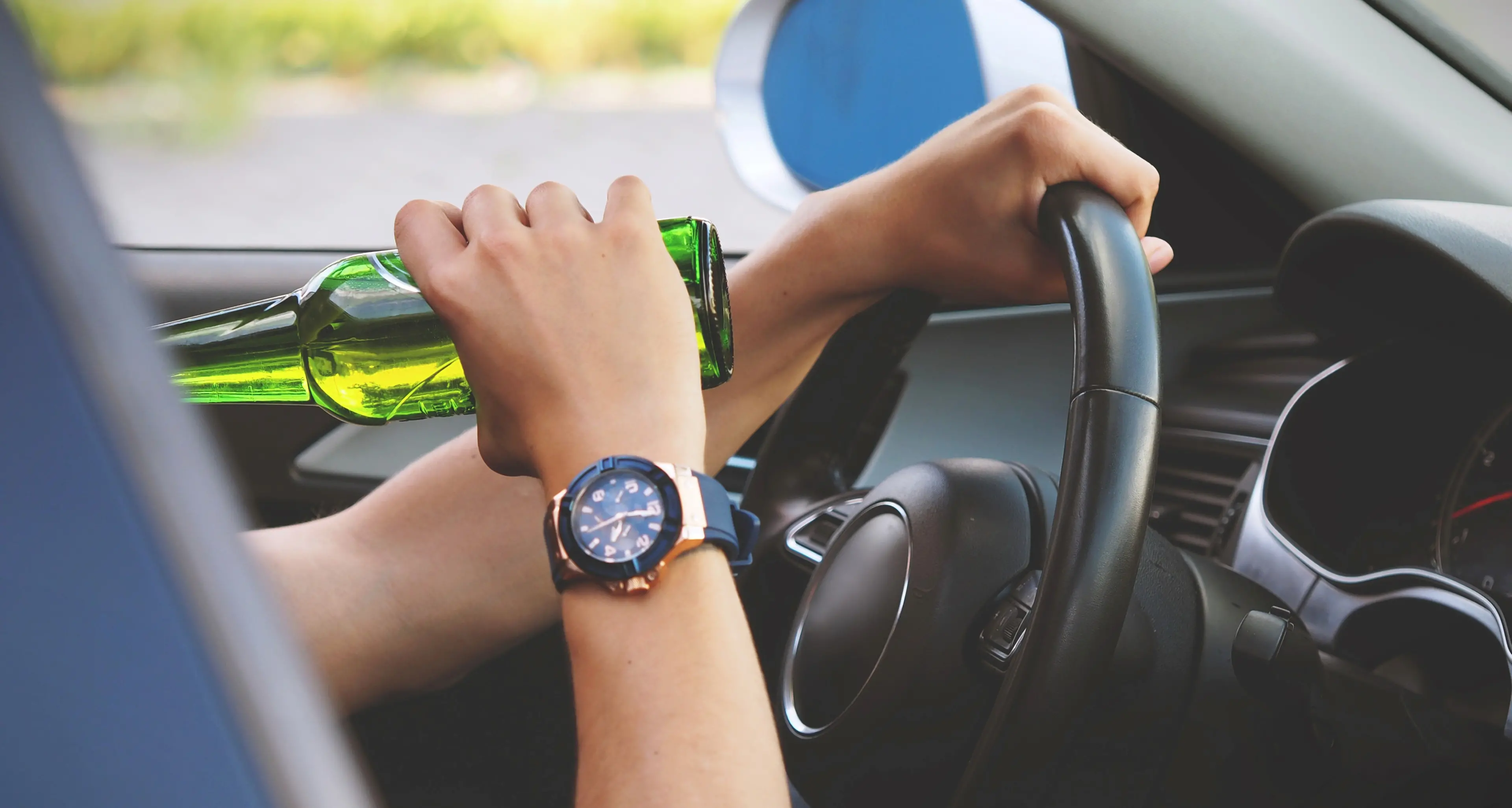 Sorpreso a dormire in auto via la patente per alcol e droga