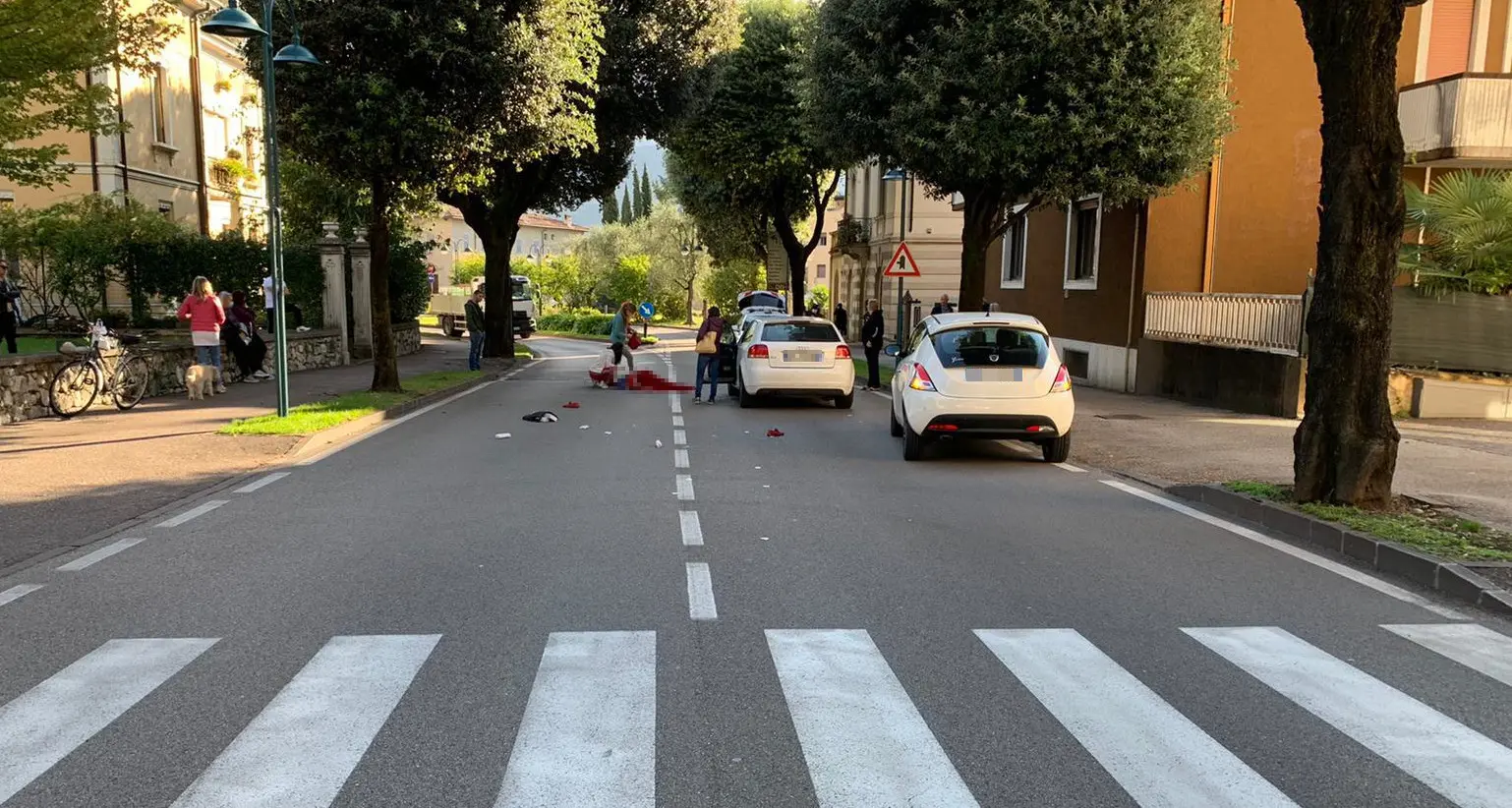 Riva, lesioni molto gravi per una donna di 59 anni investita da un'automobile