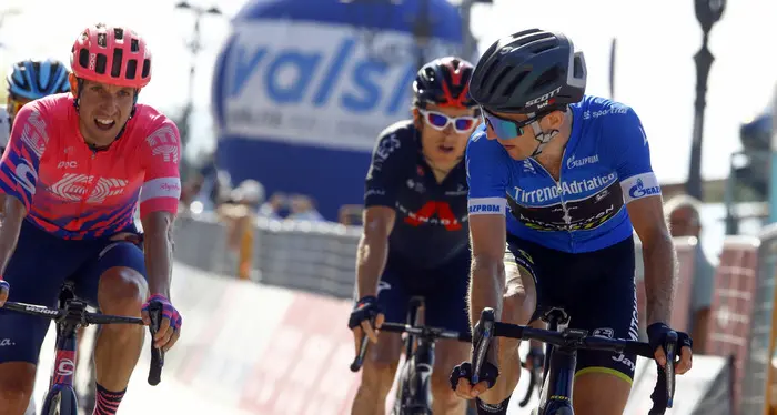 Giro, si ritira Simon Yates È positivo al coronavirus
