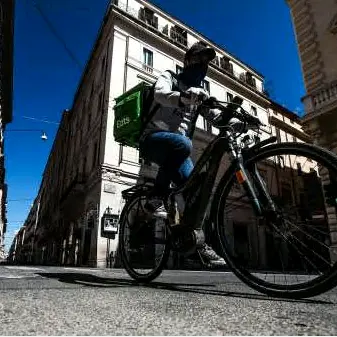 Uber, concluse le indagini per caporalato sui rider che consegnavano cibo