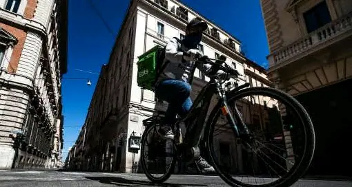 Uber, concluse le indagini per caporalato sui rider che consegnavano cibo