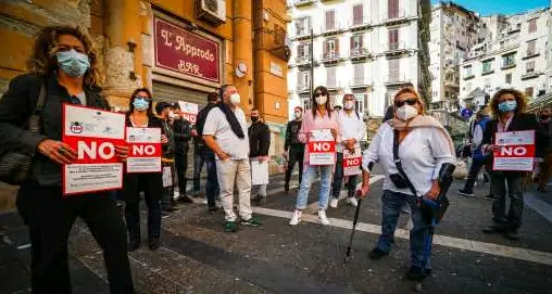 Campania, anche oggi i contagi sono oltre 700: De Luca tranquillizza, de Magistris attacca