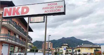 Dopo il furto al negozio Nkd è caccia ai due malviventi La commessa: un agguato