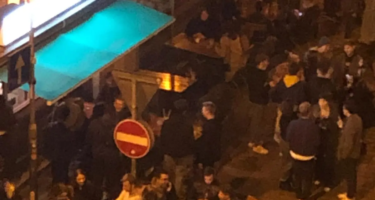 La movida pericolosa: contro gli assembramenti stop a vendita e consumo di alcolici fuori dai bar e ristoranti in via Santa Maria Maddalena e dintorni