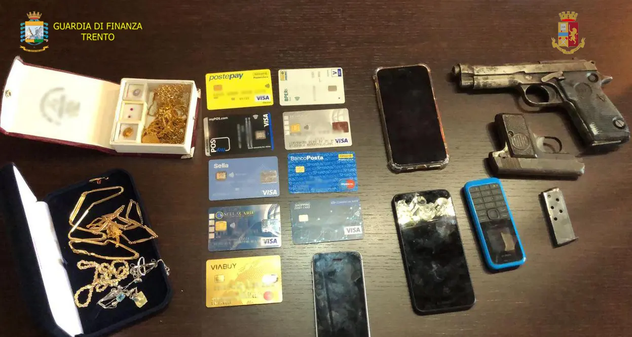 Mail aziendali piratate da una banda di hacker Dirottato dal conto un bonifico di 600mila euro Polizia e Finanza arrestano 7 persone - Video