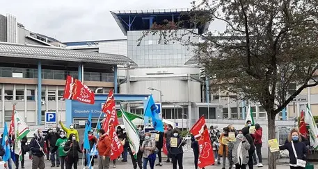 Pulizie negli ospedali: le lavoratrici protestano, senza contratto da 8 anni