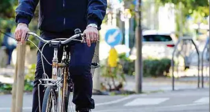 Via Veneto e le bici sul marciapiede Scontro tra Andrea Castelli e il comandante Giacomoni
