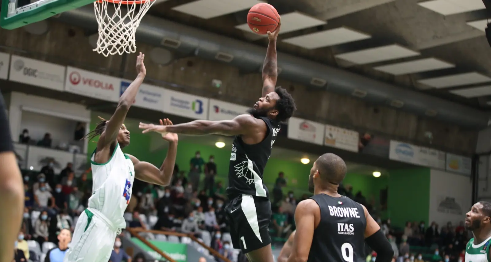 L'Aquila vola in Europa: con un super Browne, Nanterre battuto 65-71