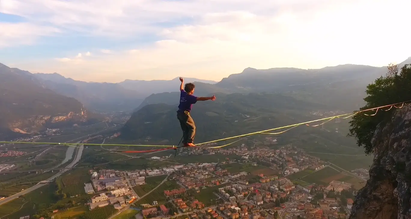 Corda tesa sul burrone: sopra Mori la slackline dei ragazzi senza paura