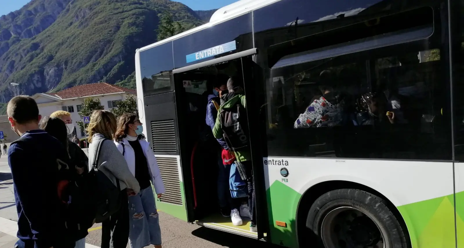 Autobus e treni affollati? Tante segnalazioni, la Provincia: «Tutto nei limiti del decreto»