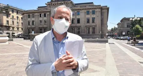 Il virologo Crisanti: «Un lockdown a Natale è nell'ordine delle cose»