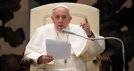 Il Papa apre alle unioni civili per le coppie gay