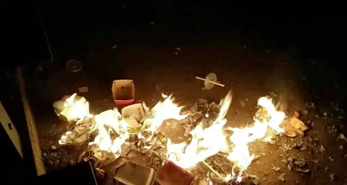 Ragazzini terribili al parco incendiano i rifiuti su un tavolo ma li «becca» il consigliere