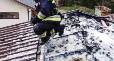 Fuoco in falegnameria, paura a Canal San Bovo