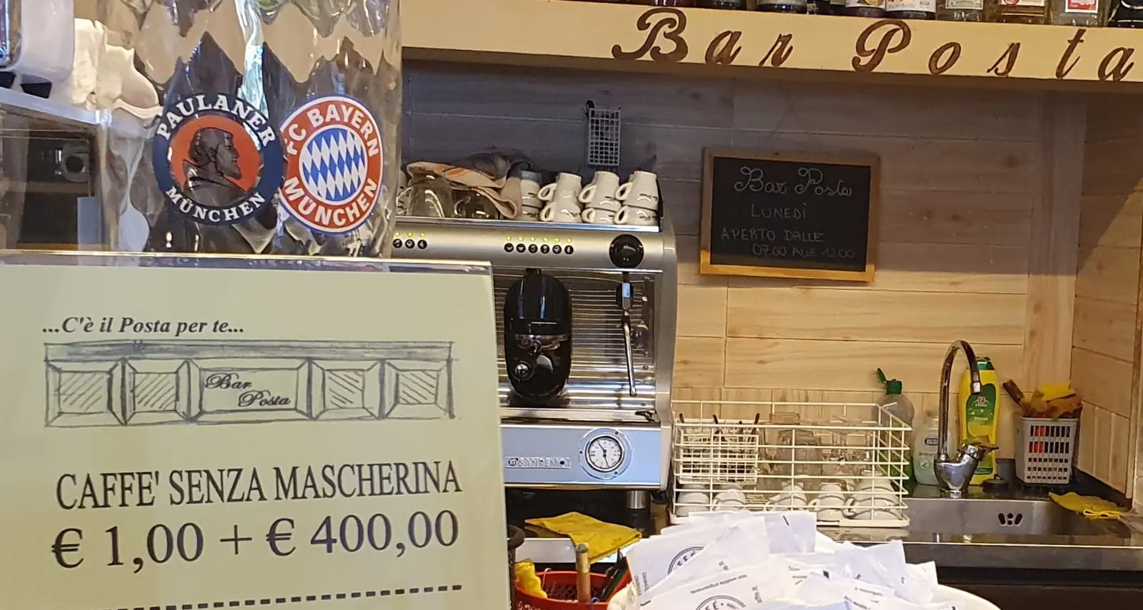 Il caffé senza mascherina? Il cartello del bar di Spiazzo «sono 401 euro»