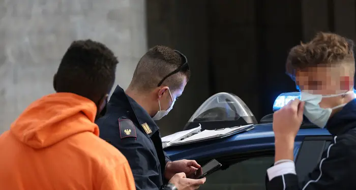 L'allarme dell'Interpol: «Il ferretto delle mascherine apre le manette»