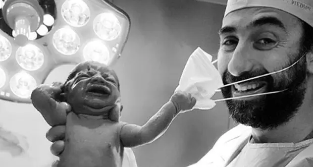 Il neonato strappa via la mascherina al dottore: è la foto della speranza