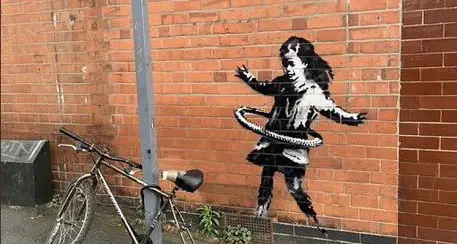 Banksy: è proprio mia la «ragazzina hula hoop» sul muro di Nottingham