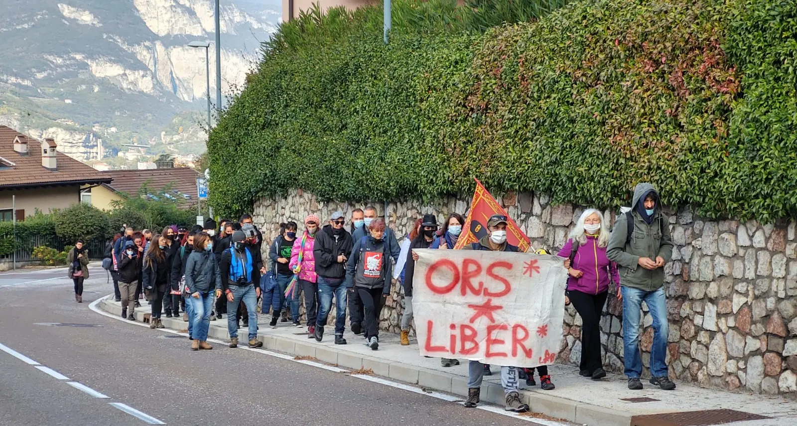Centinaia di animalisti in marcia verso il Casteller «Smontiamo la gabbia» - VIDEO