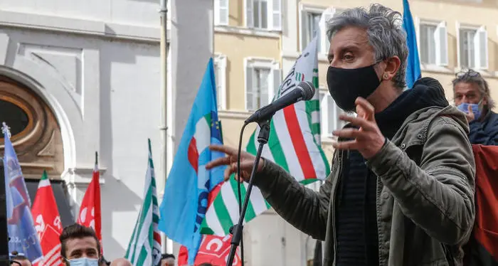 Ascanio Celestini in piazza: «Il teatro va aperto in tutta sicurezza È una porta contro la solitudine»