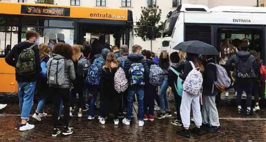 Covid e distanziamento Studenti indisciplinati il caos è fuori da scuola