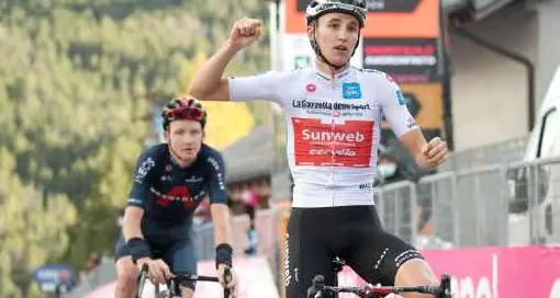 Giro, al Sestriere vince Geoghegan ma la maglia rosa va a Hindley per una questione di centesimi