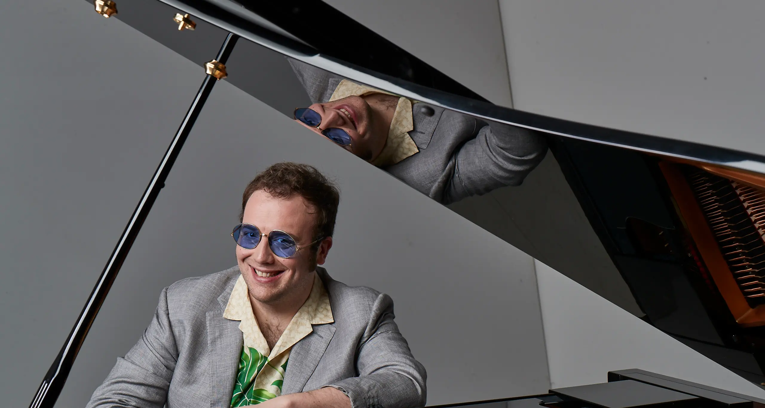 L'intervista a Raphael Gualazzi domenica 25 a Castel Thun in Val di Non con il suo pianoforte