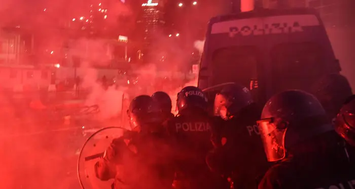 Scontri, gas e negozi saccheggiati migliaia alle proteste in piazza sale l'allarme sulle rivolte