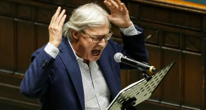 Sgarbi senza mascherina espulso dall'aula alla Camera