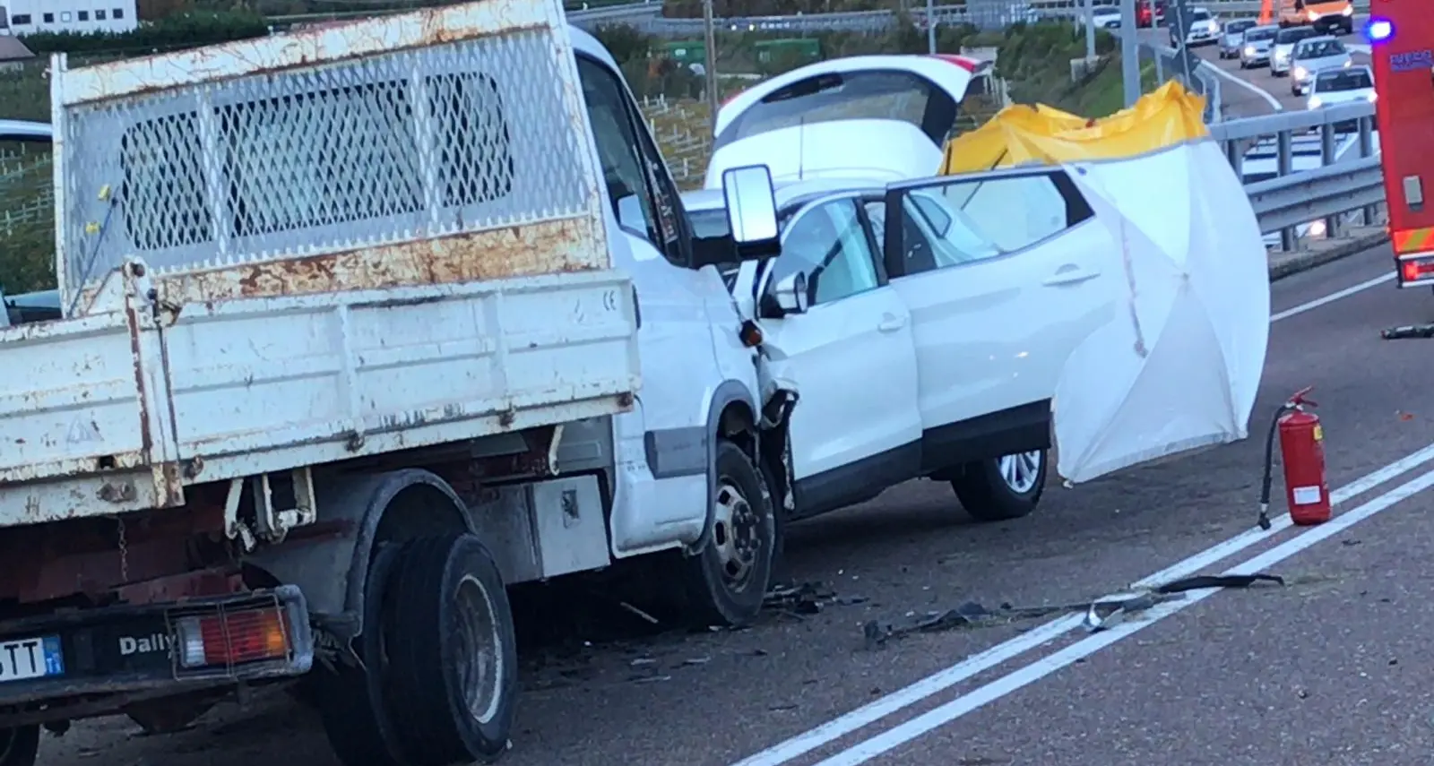 Schianto frontale fra auto e autocarro: una vittima sulla statale fra Lavis e Zambana il mezzo pesante ha invaso la corsia opposta