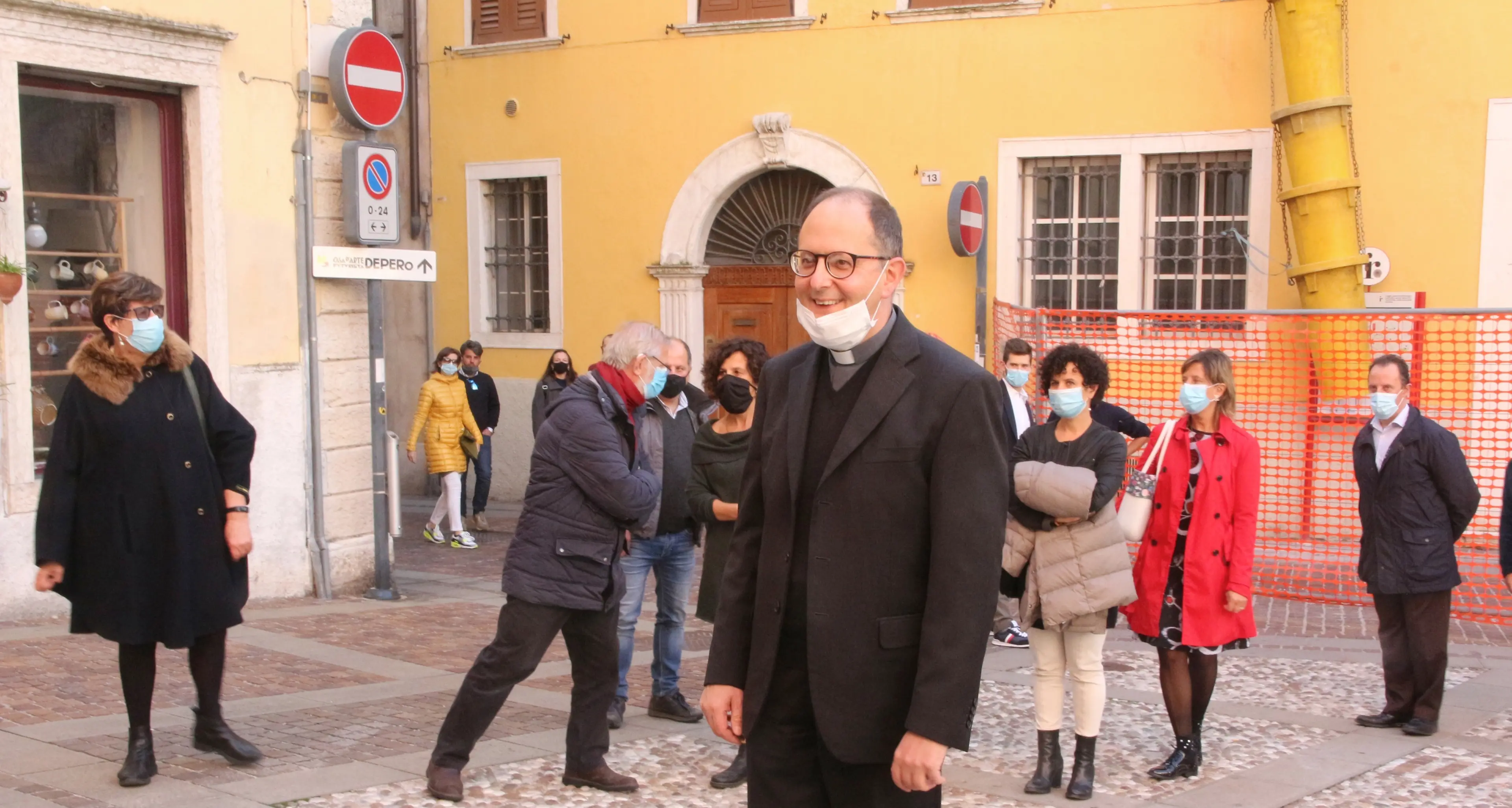 Ivan Maffeis nuovo parroco a Rovereto l'abbraccio e il saluto a don Nicolli