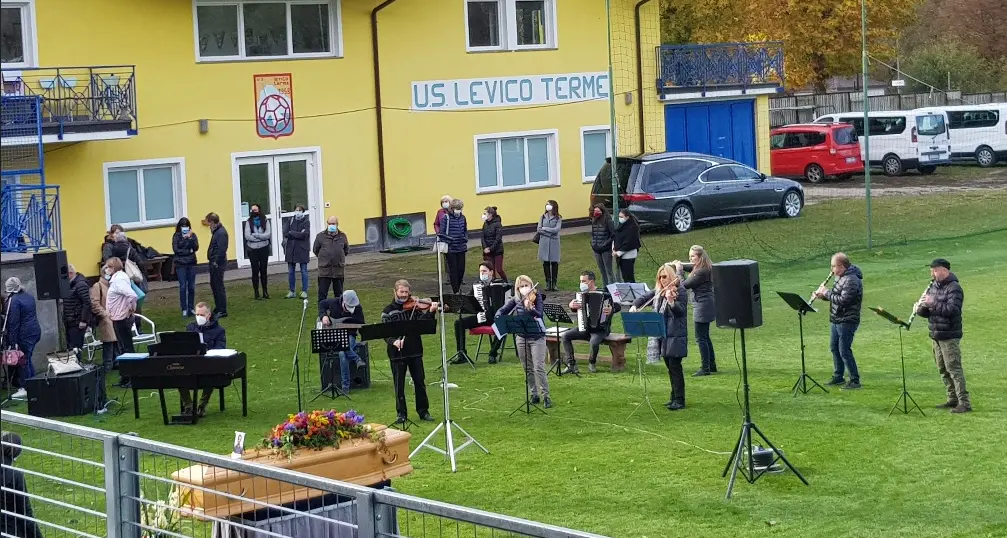 Levico, in corso allo stadio il funerale di Luca Maurina L'abbraccio al giovane morto nell'incidente stradale sulla Valsugana