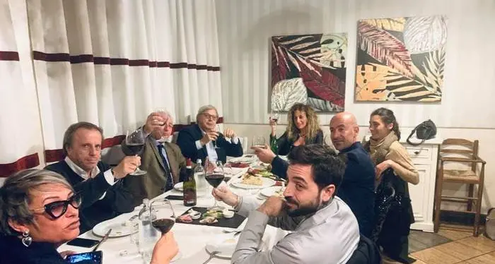 Sutri, Sgarbi sfida il dpcm a cena al ristorante alle 24