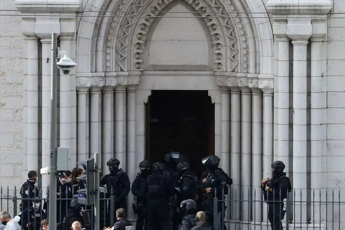 French members of the elite tactical police unit RAID enter to search the Basilica of Notre-Dame de Nice after a knife attack in Nice on October 29, 2020. - France's national anti-terror prosecutors said Thursday they have opened a murder inquiry after a man killed three people at a basilica in central Nice and wounded several others. The city's mayor, Christian Estrosi, told journalists at the scene that the assailant, detained shortly afterwards by police, \\\"kept repeating 'Allahu Akbar' (God is Greater) even while under medication.\\\" He added that President Emmanuel Macron would be arriving shortly in Nice. (Photo by Valery HACHE / AFP)