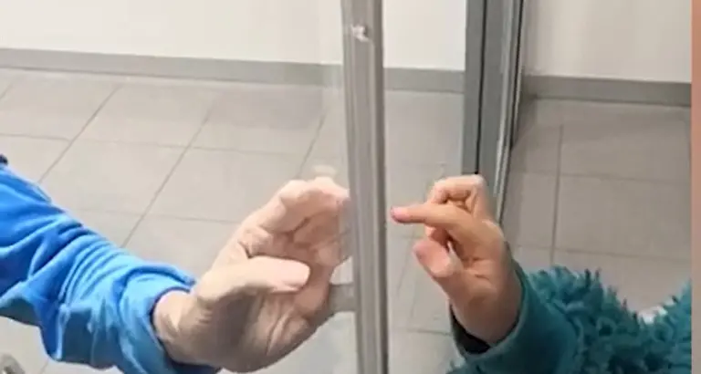 Trento, il saluto tra nonno e nipotina in Rsa Quanto amore in quelle mani divise dal vetro Il video è commovente e dice più di mille parole