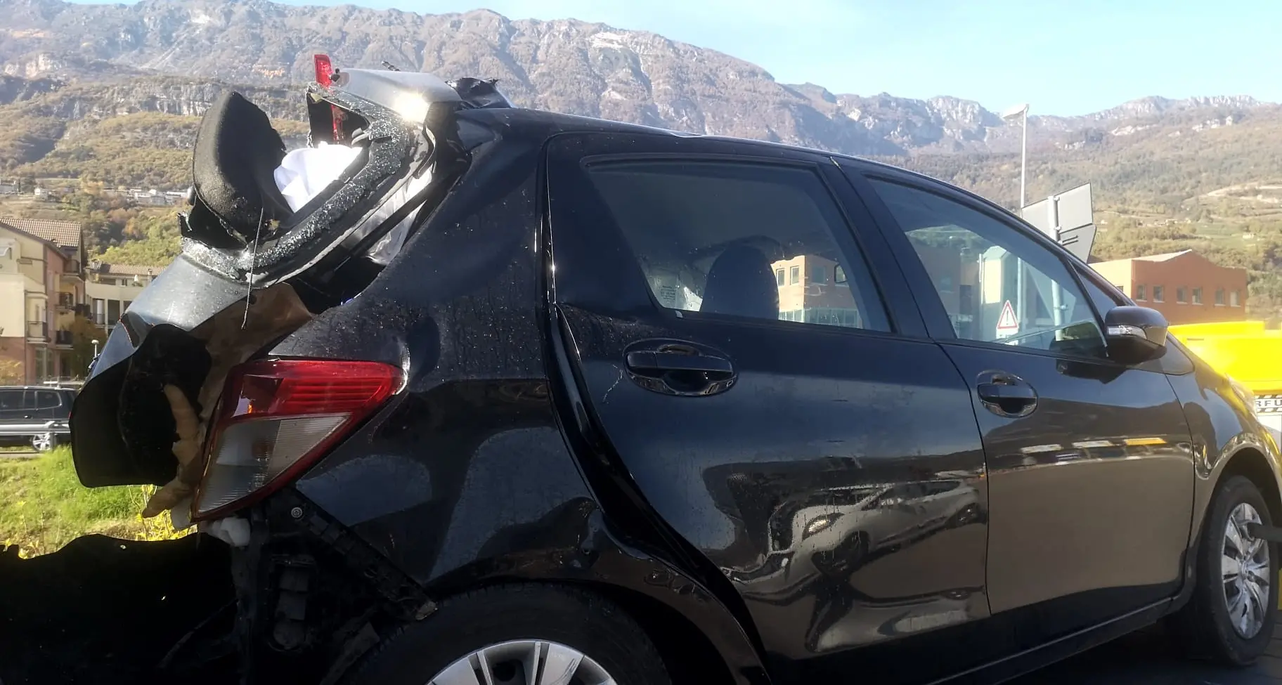 Morta la ragazza di 25 anni ferita ieri in A22: schiacciata fra un'auto e un Tir