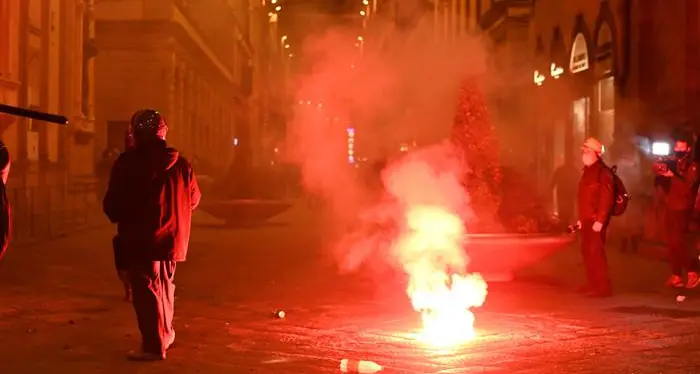 Firenze, gruppi di violenti infiltrati nella manifestazione anti-chiusure Devastazioni e attacchi alla polizia