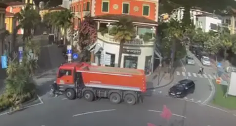 Riva, tragedia sfiorata alla rotatoria: ciclista 85enne travolto da un camion si rialza senza un graffio - VIDEO